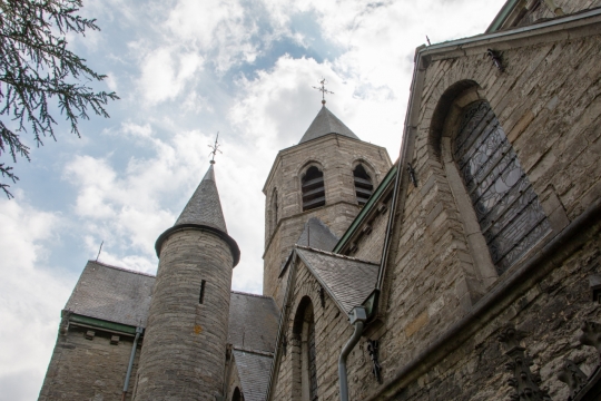 天空下结构复杂建筑墙壁外观