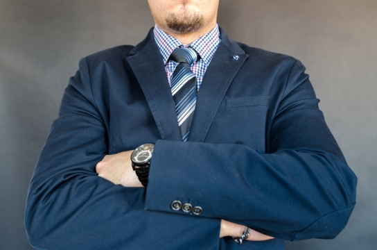 人物摄影_灰色背景打领带商务西装男性抱胸