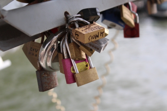 许愿桥悬挂金属锁具虚化背景特写