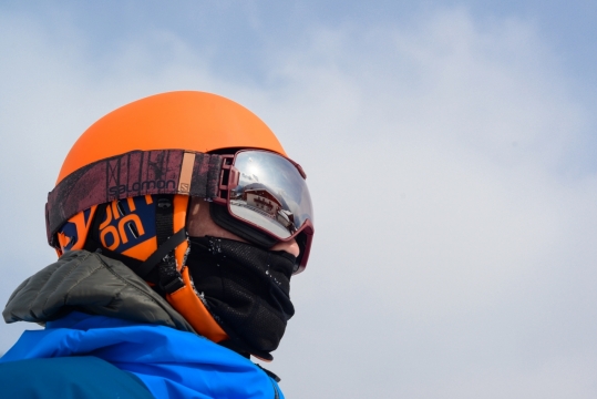 带头盔滑雪镜的滑雪者面部特写