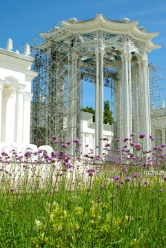 白色大理石建筑花园草地植物风光