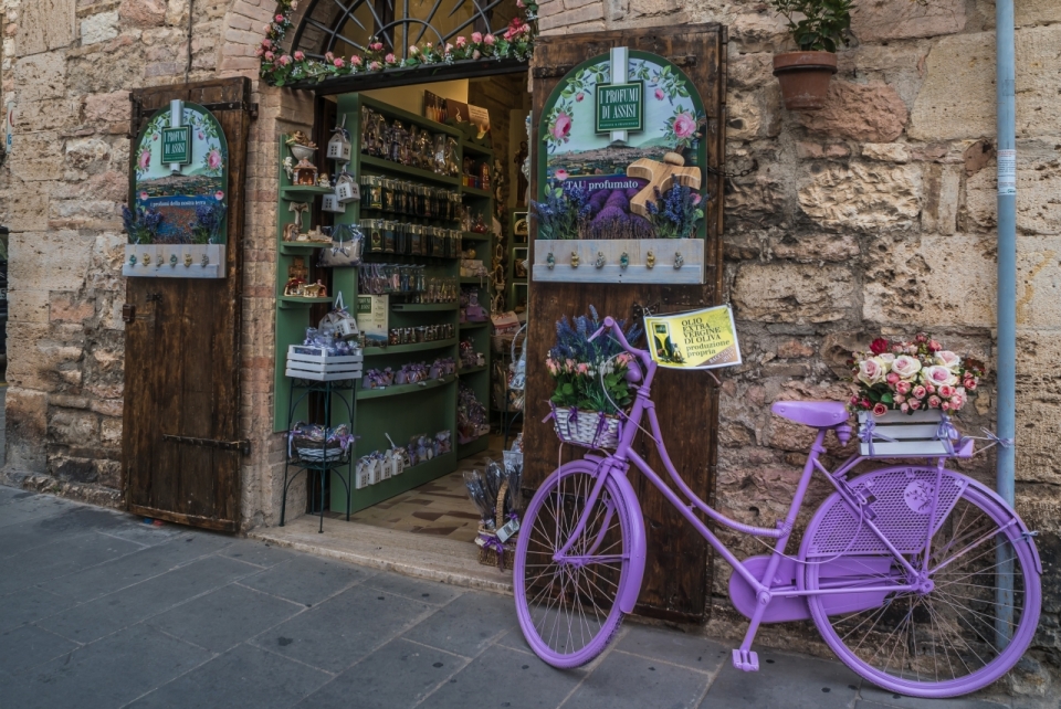 城市街道古老商店建筑文艺紫色自行车