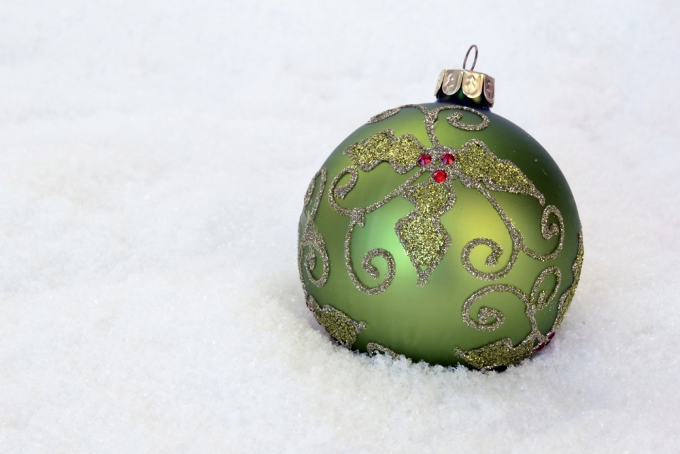 冬天雪地上绿色花纹小球静物摄影