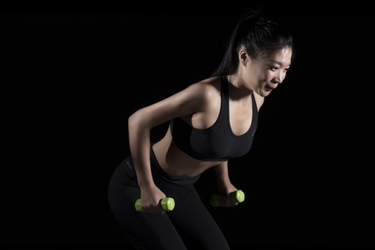 黑色背景举杠铃健身运动锻炼黑发女性