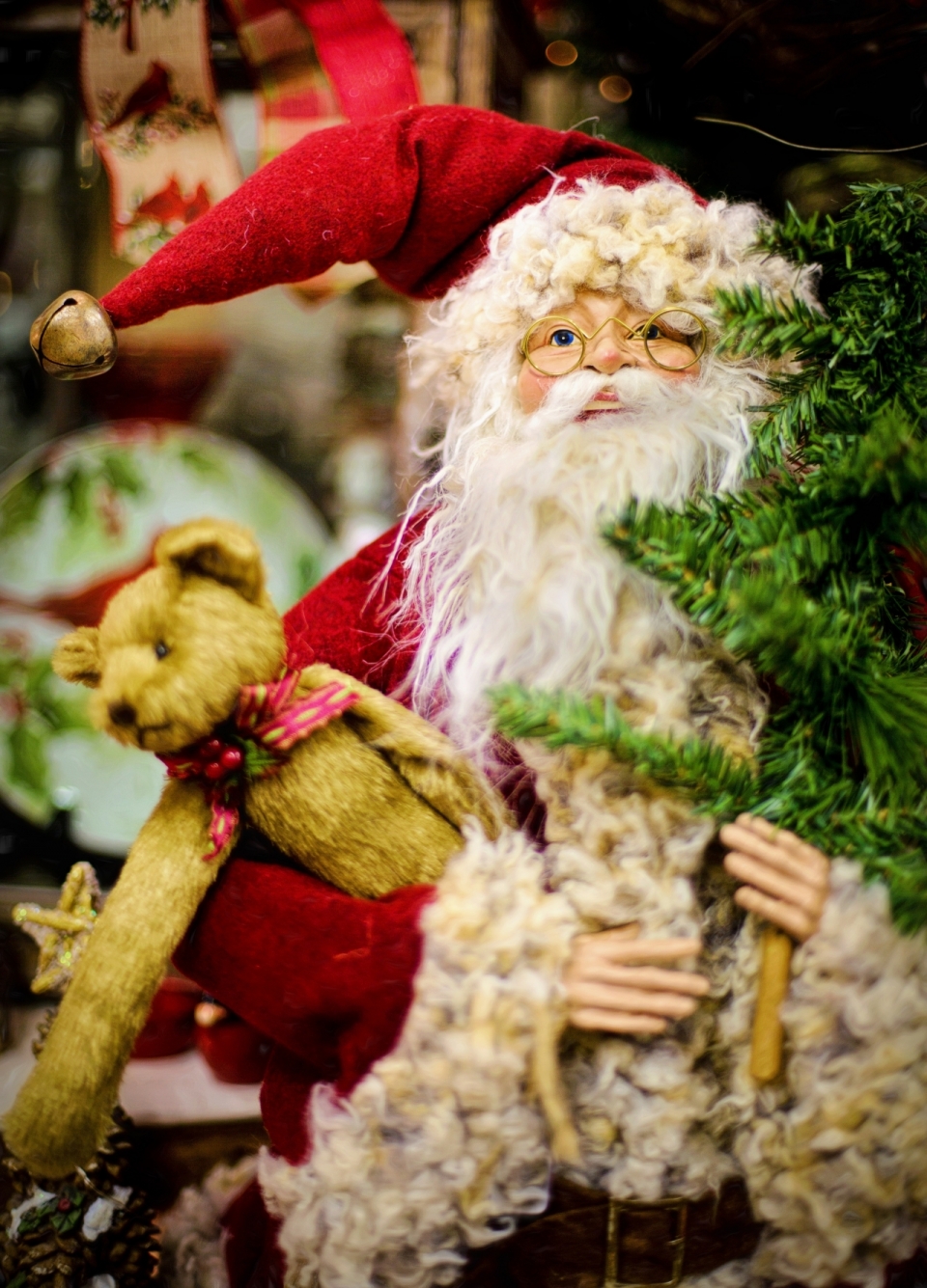 左手拿圣诞树右手拿小熊的圣诞老人玩具