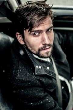 轿车驾驶座系安全带短发英俊胡子男性