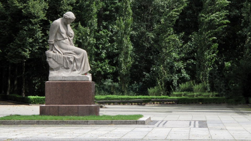 城市自然公园古老白色艺术石质雕像