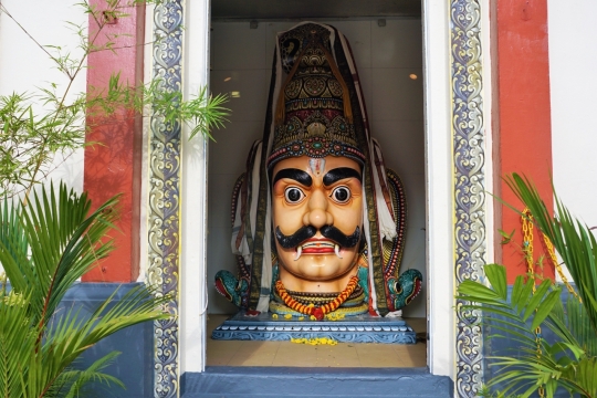 建筑墙壁中人物彩绘工艺品特写