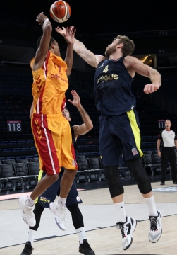 NBA球场上激烈争球一幕抓拍