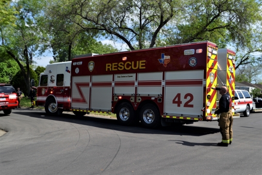 阳光明媚天气消防车消防员人物纪实