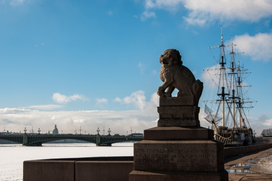 宽阔河面船只河岸石狮子雕塑风光