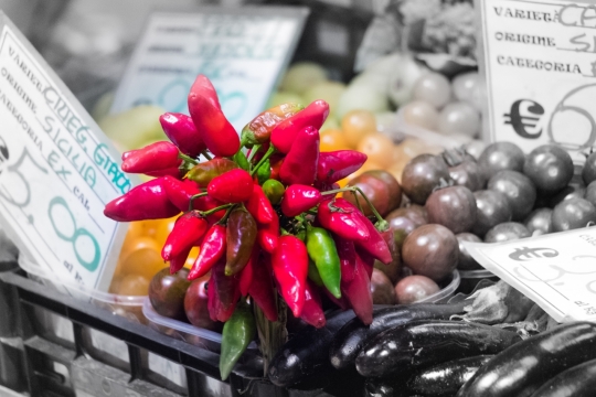 货架上红色辣椒食材摄影