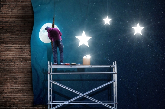 在红色砖墙前的涂鸦男子摄影