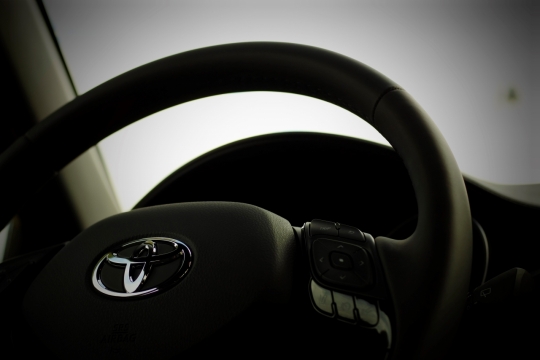 暗角丰田轿车内部方向盘特写