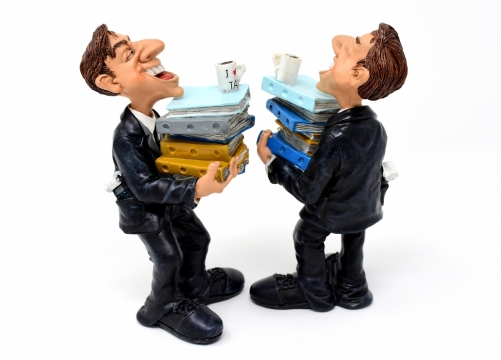 白色背景拿文件杯子彩色男性模型玩具