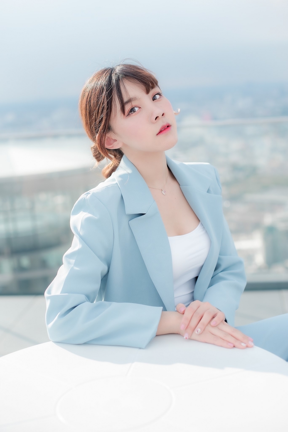 气质美女秘书性感制服诱惑写真