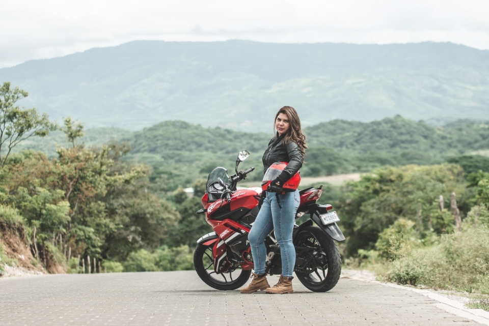 自然户外红色崭新摩托车前长发女性