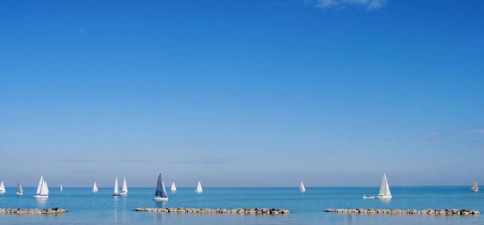 蓝色天空自然大海海面白色帆船