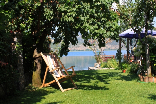 午后湖边庭院树下躺椅悠闲外景