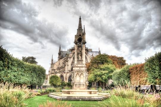 乌云下欧洲城堡建筑绿色草地和森林