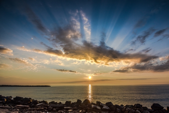 傍晚夕阳天空下自然大海海面