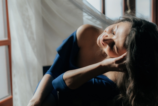 美女居家窗边悠闲阳光特写