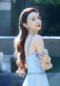 周麟嘉蓝色吊带礼服魅力性感写真