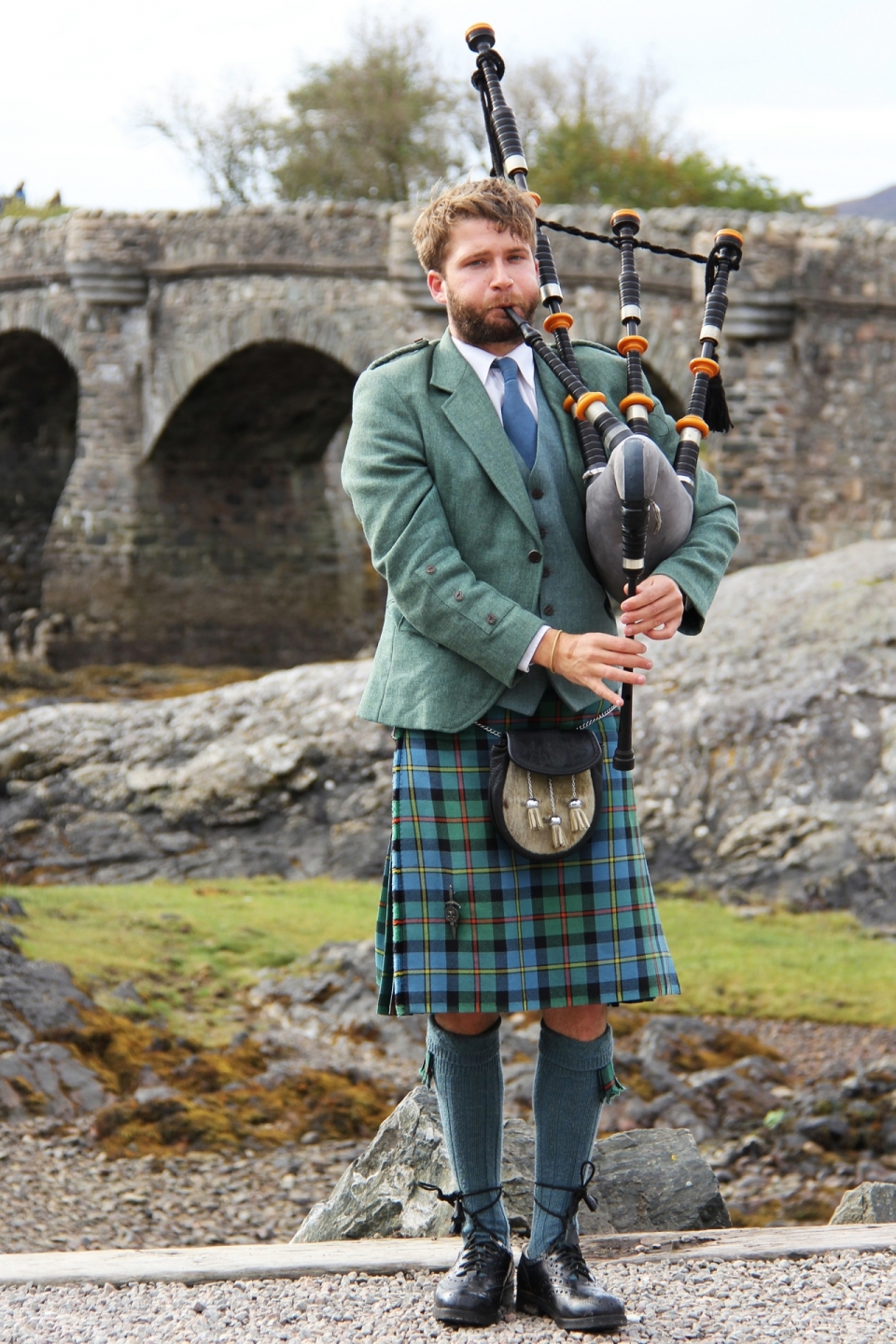 穿苏格兰传统服装吹风笛的男子