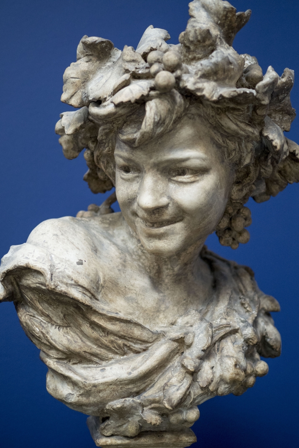 蓝色背景古老艺术女性胸像塑像