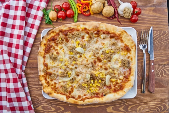 桌子上大盘披萨和配菜美食