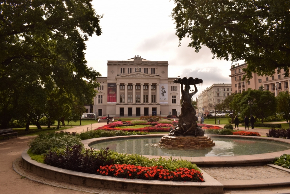 市政厅前广场上壮丽的喷泉