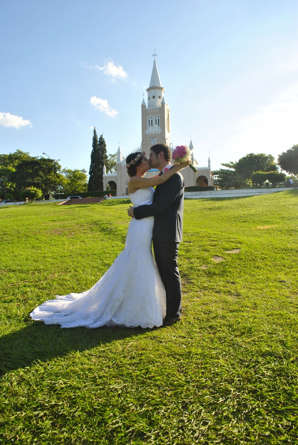 一对幸福的夫妻草地上拍摄婚纱照纪实摄影