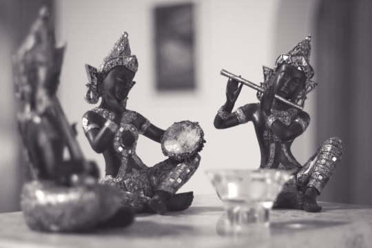 黑白室内桌面演奏乐器艺术塑像