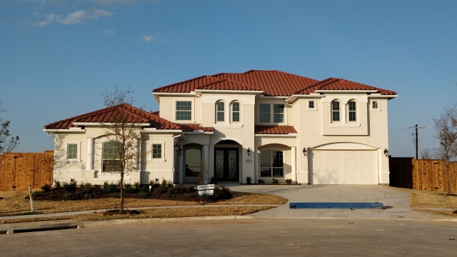 蓝天白云阳光下的洋房别墅房屋建筑