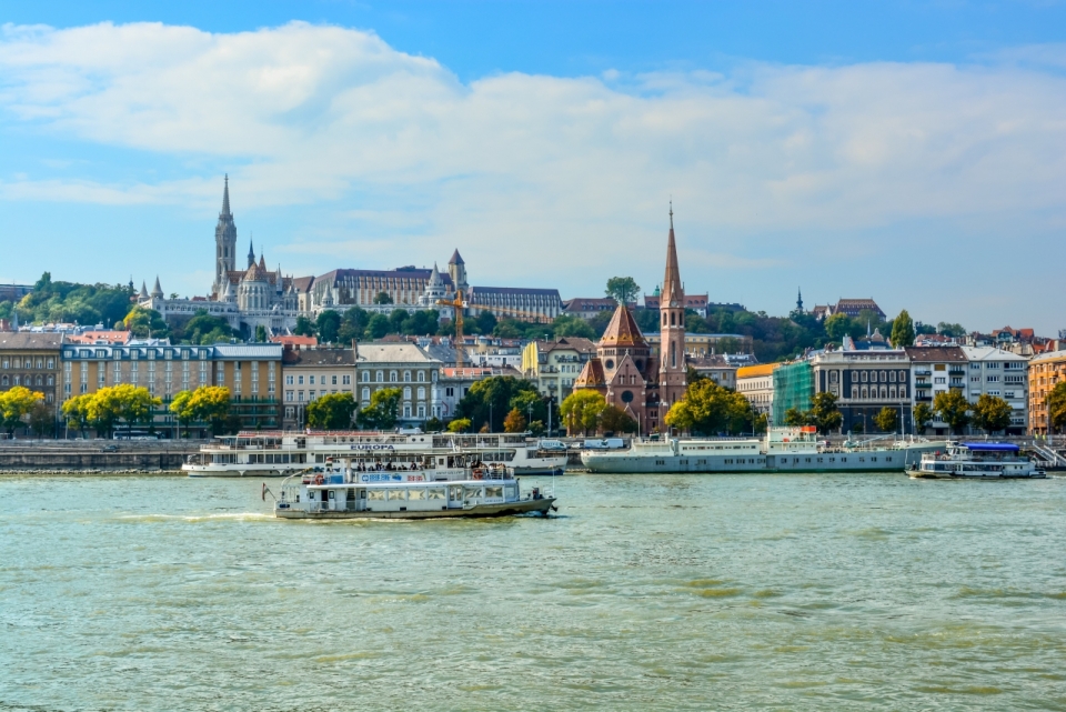 蓝色的多瑙河对岸远眺渔夫堡与圣玛利亚教堂