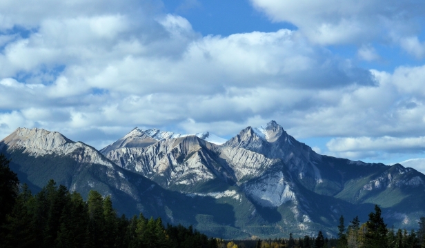 蔚蓝天空下蜿蜒壮丽的高山