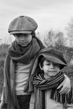 黑白自然户外戴帽子围巾男孩