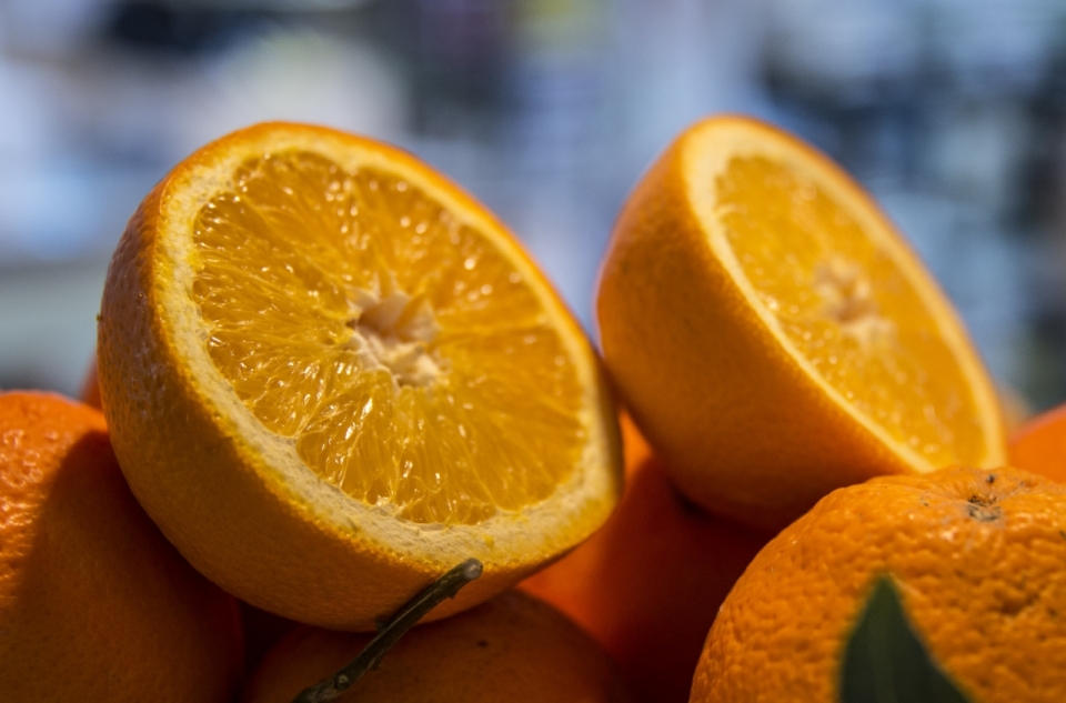 昏暗背景市场摊位切开黄橙水果