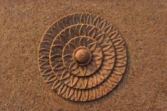 傍晚阳光下古老简约石质墙壁艺术雕刻