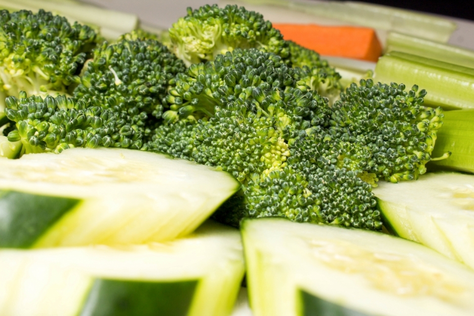 室内木制桌面新鲜美味健康绿色蔬菜