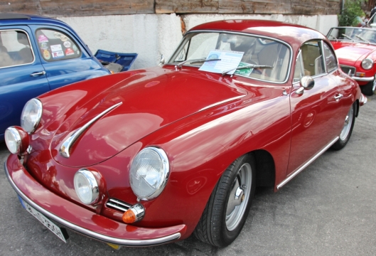 城市街道路边崭新豪华红色轿车