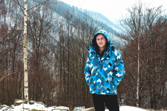 冬天户外自然树木蓝色外套时尚男性