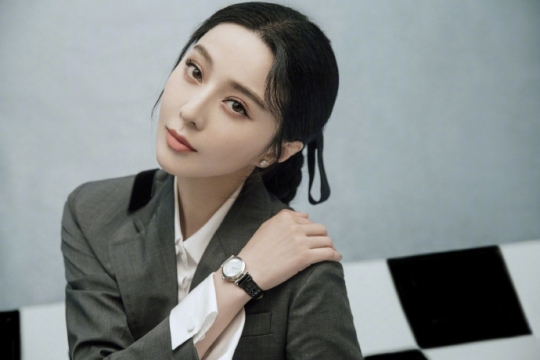 性感美女明星范冰冰优雅西装写真