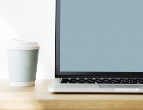 木制办公桌桌面纸杯咖啡笔记本电脑