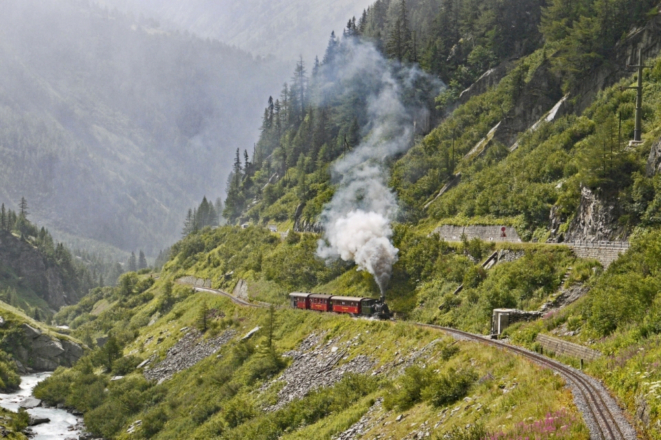 山间铁路穿行的蒸汽火车