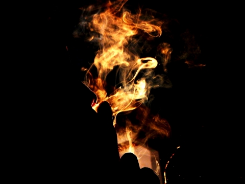 黑色背景下摇曳火焰特写