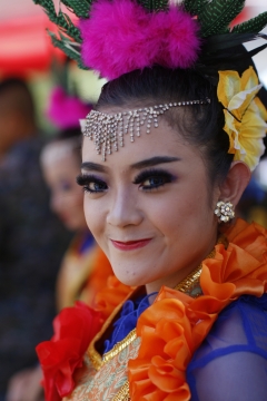 虚化背景城市街道穿时尚彩色服装女性