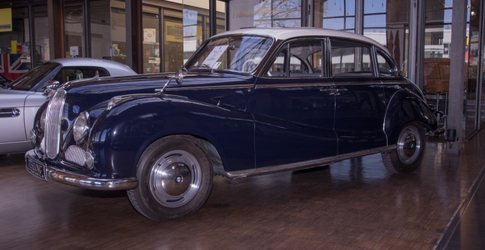 摄影入门_城市街道建筑室外黑色崭新轿车