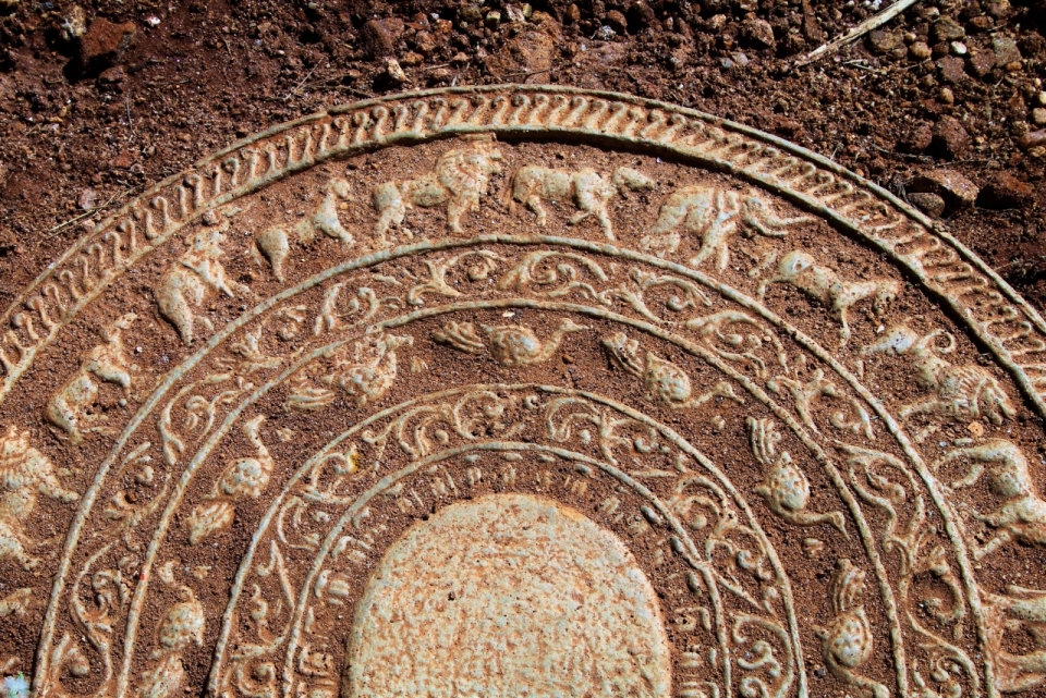 地面古老历史圆形艺术石质雕刻