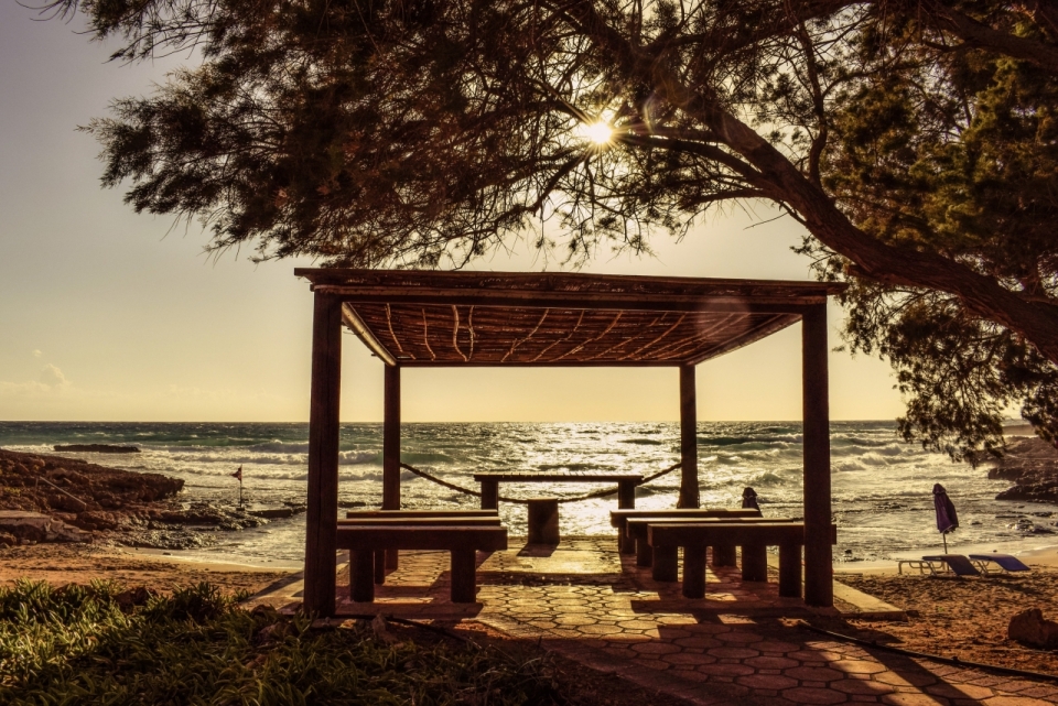 夕阳下海边沙摊上的观景棚和风景摄影